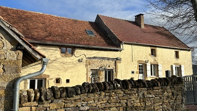 Charakteristische Farm mit Gästeunterkünften und Schwimmbad