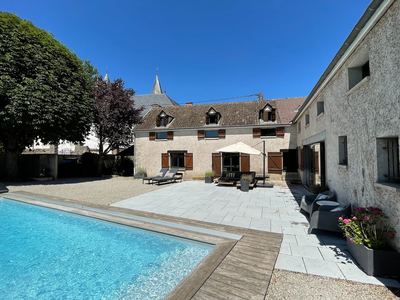 Schönes Steinhaus mit beheiztem Pool und atemberaubendem Gewölbe-Wohnzimmer