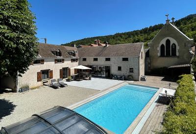 Schönes Steinhaus mit beheiztem Pool und atemberaubendem Gewölbe-Wohnzimmer