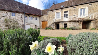 Familienhaus mit Gästehaus, beheiztem Pool und Weinkeller