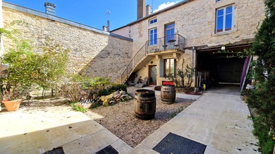 Ein Mikro-Anwesen mit einem Haus, das 2 Wohnungen umfasst