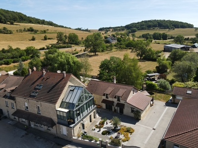Charmantes Charakterhaus mit Gästehäusern und See