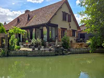 Charing Riverside House in der mittelalterlichen Stadt