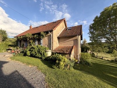 Wunderschön gelegenes, komfortables Haus in einem kleinen Weiler mit großer Steinscheune, Nebengebäuden und Garage auf über 4000m2