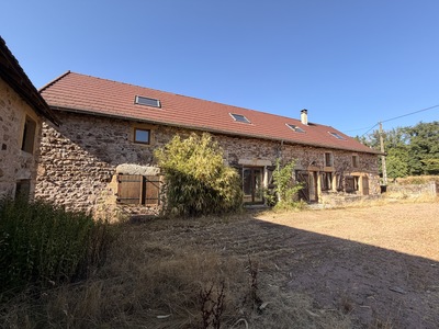Wunderschön renovierter großer Bauernhof mit Scheune und Nebengebäude mit überdachter Terrasse. Umgeben von einer herrlichen Landschaft mit 9500 m² Grundstück im Brionnais